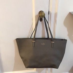 Kate Spade tote with zipper closing